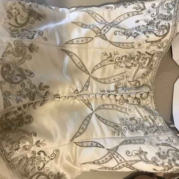 Wedding dress- photos of current condition - Picture 3 of 8